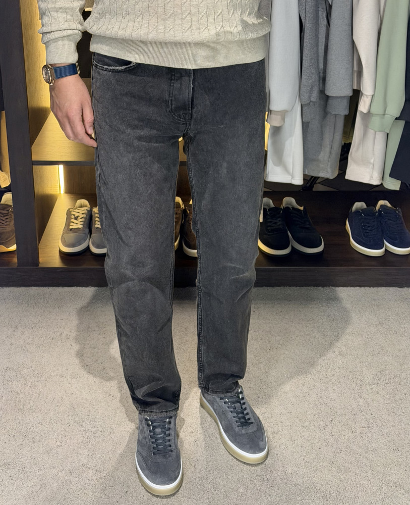 GREY JEANS