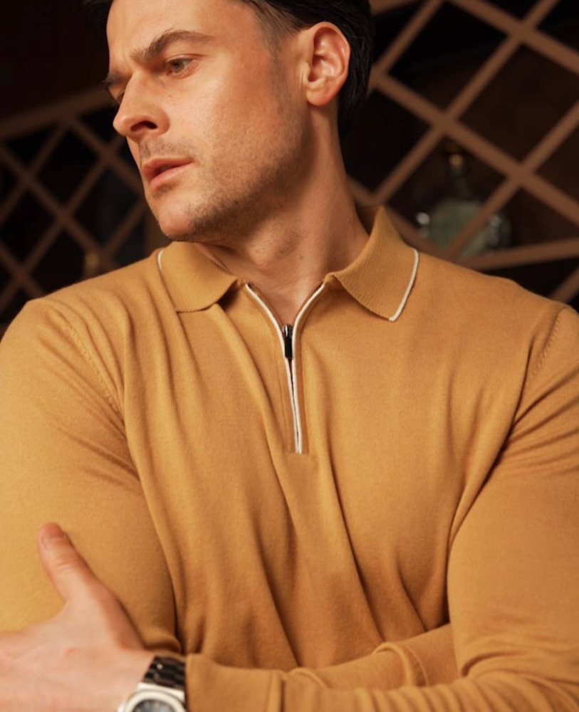 KNITTED HALF-ZIP POLO GOLDEN MUSTARD