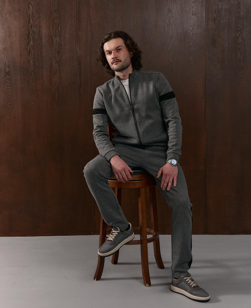 GREY TENOR SUIT WITH A STAND