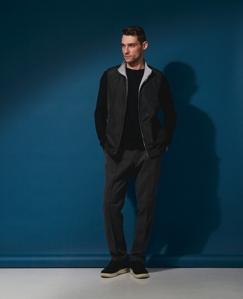 Black vest with zipper 