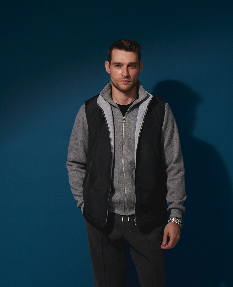 Black vest with zipper 